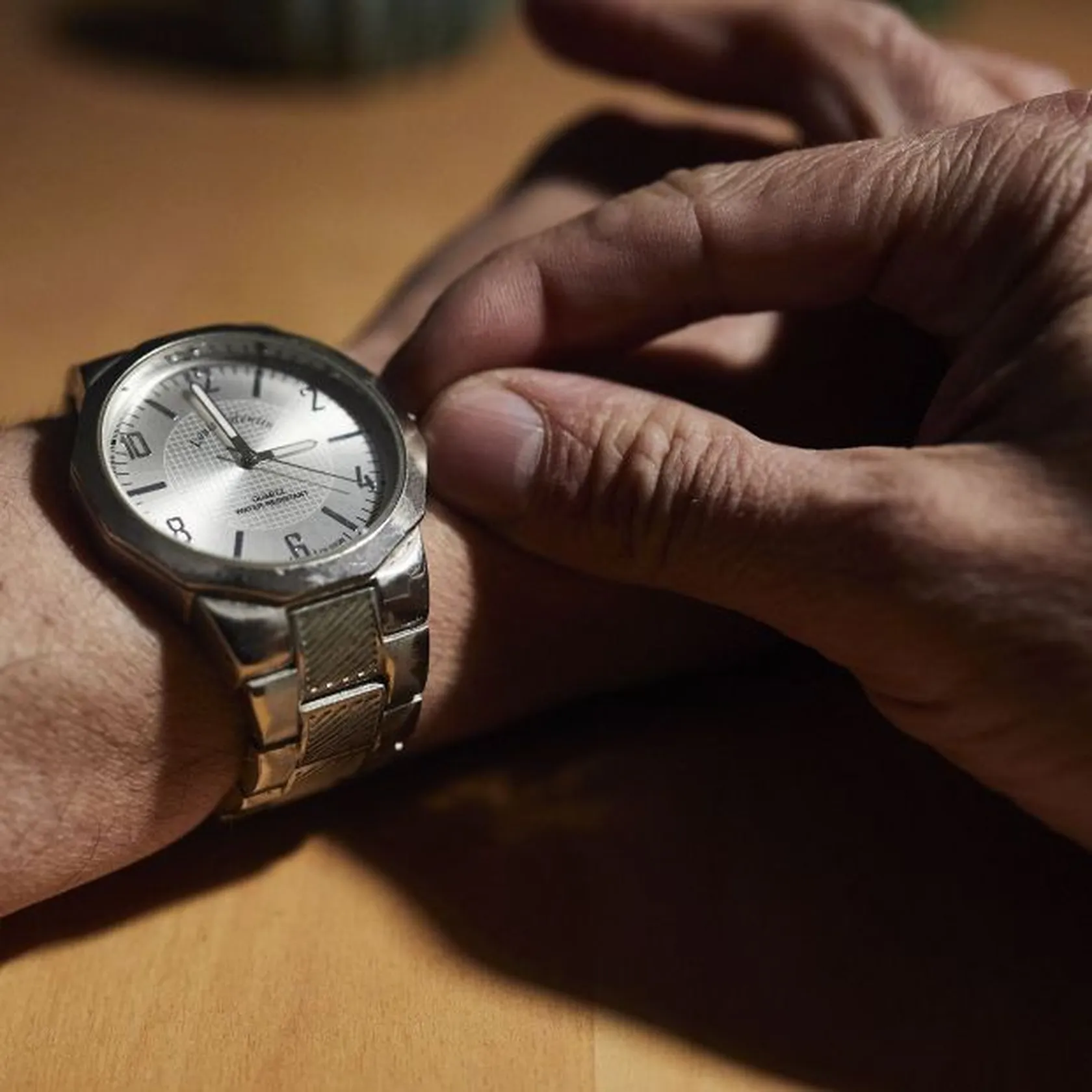 europapress-3623206-hombre-cambia-manecillas-reloj-horas-madrid-espana-26-marzo-2021la_1_621x621.jpg