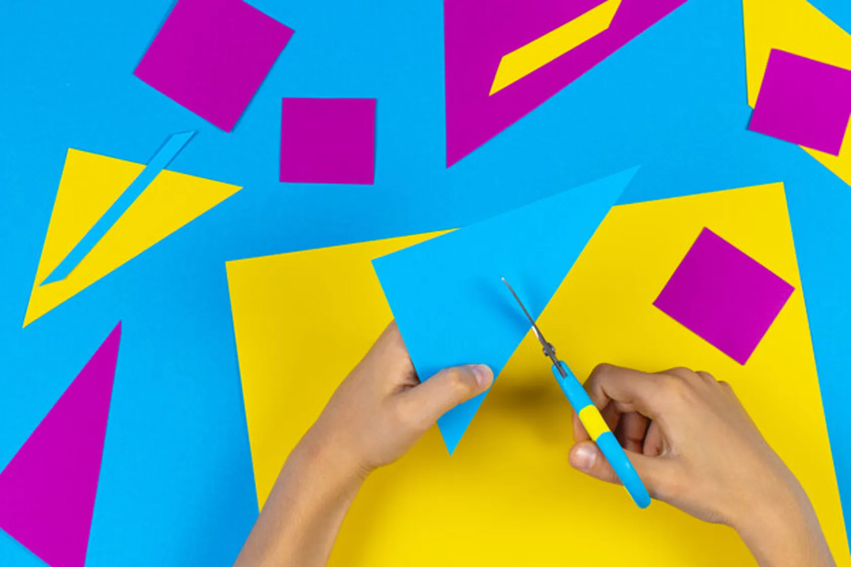 manos-nino-cortando-papel-colores-tijeras-mesa_206881-253-1.jpg