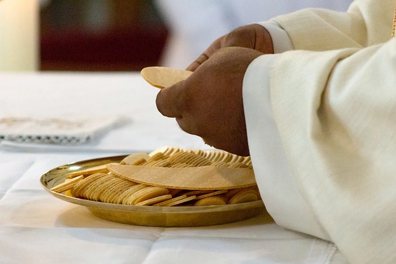 celebration-of-the-eucharist-5243045_640.jpg