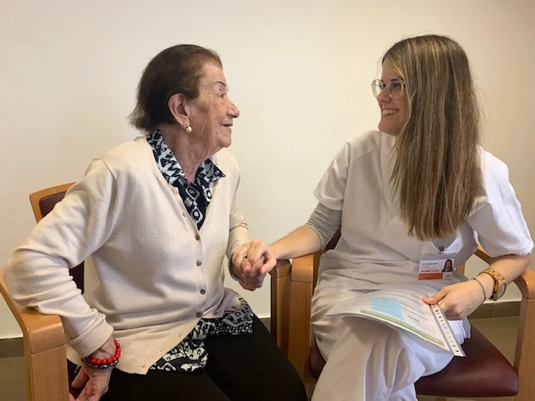 Cuidadora y anciana en un taller psicológico