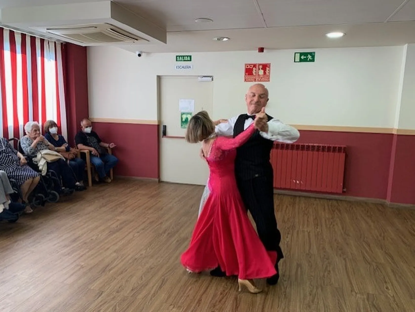 Bailes-salon-rojo-min.jpg
