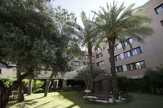 Complejo de apartamentos para mayores con servicios ADOREA Sevilla en Sevilla. Patio. 3.