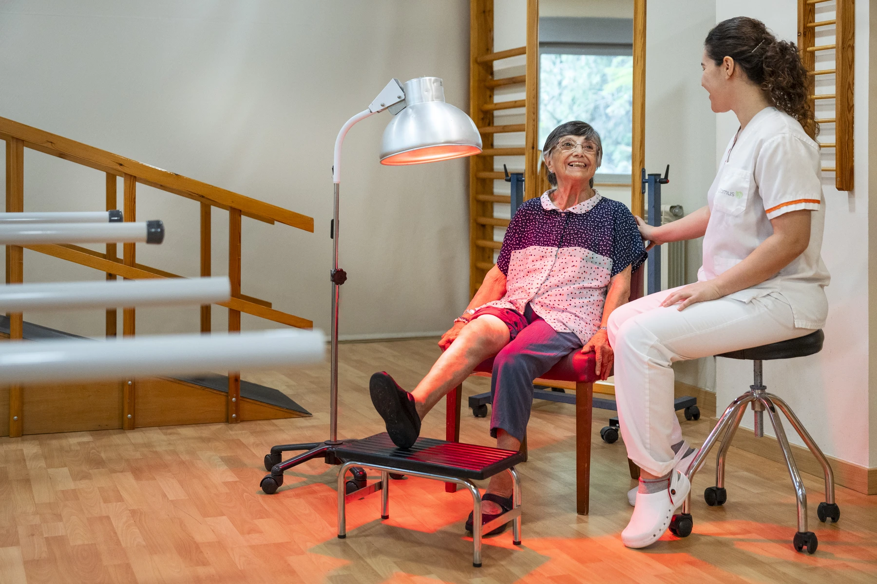 Sesión de fisioterapia para persona mayor