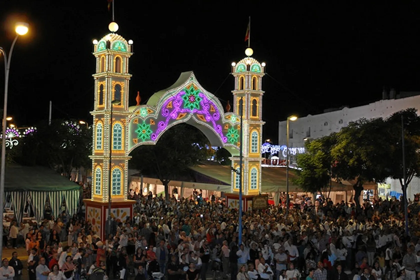 Vista-de-la-portada-de-feria-tras-su-encendido.jpg