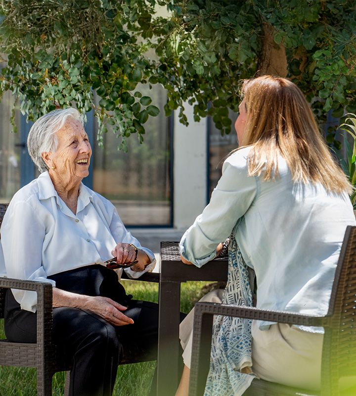 conversación en el jardín