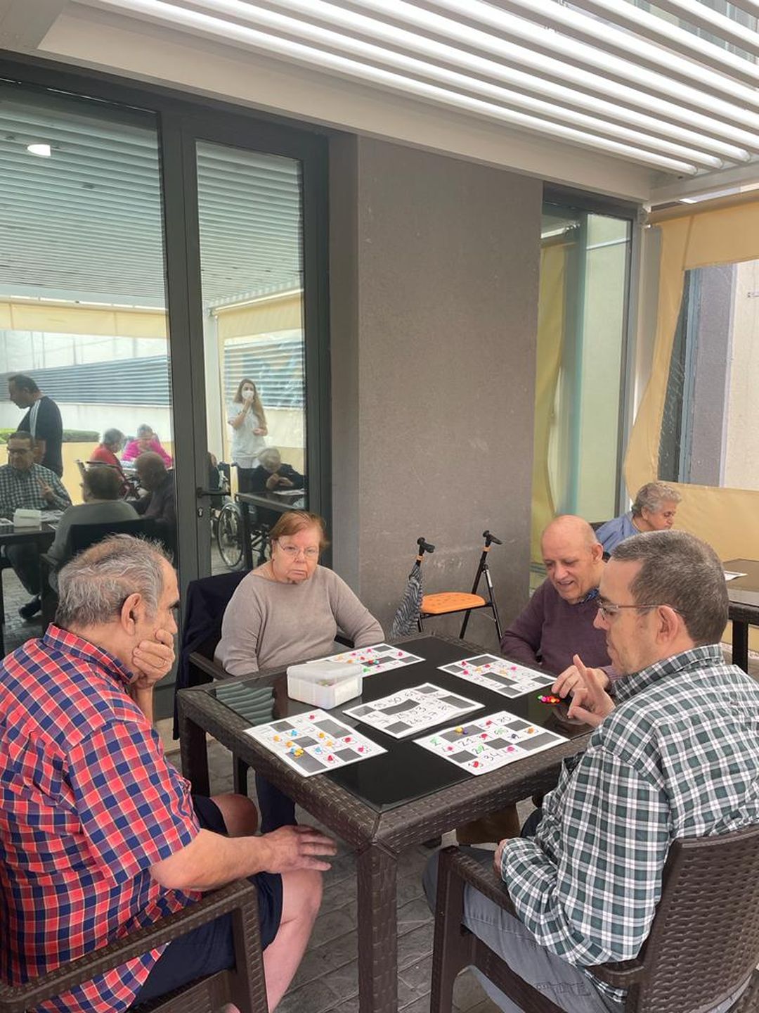 mayores jugando al bingo