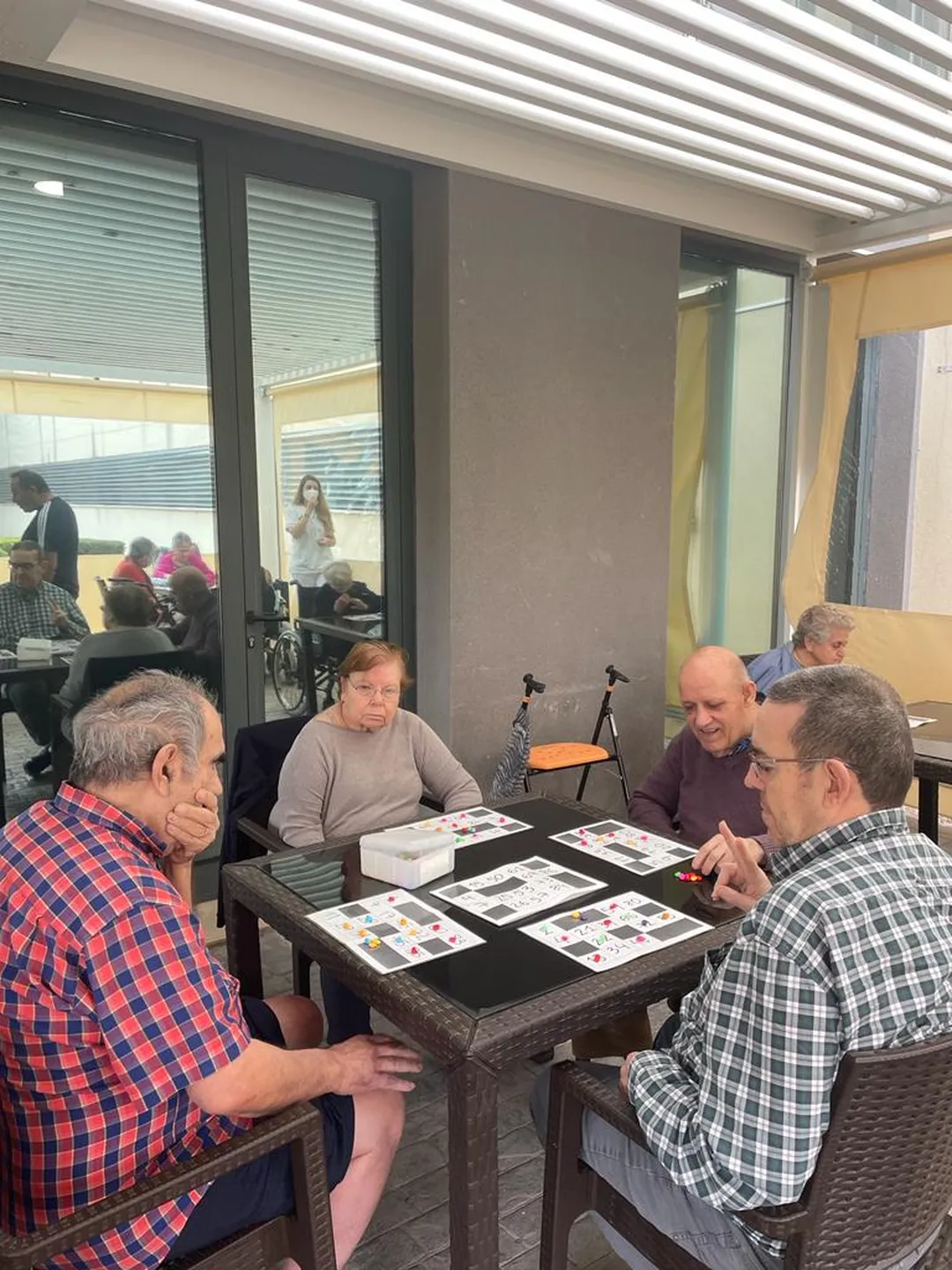 mayores jugando al bingo