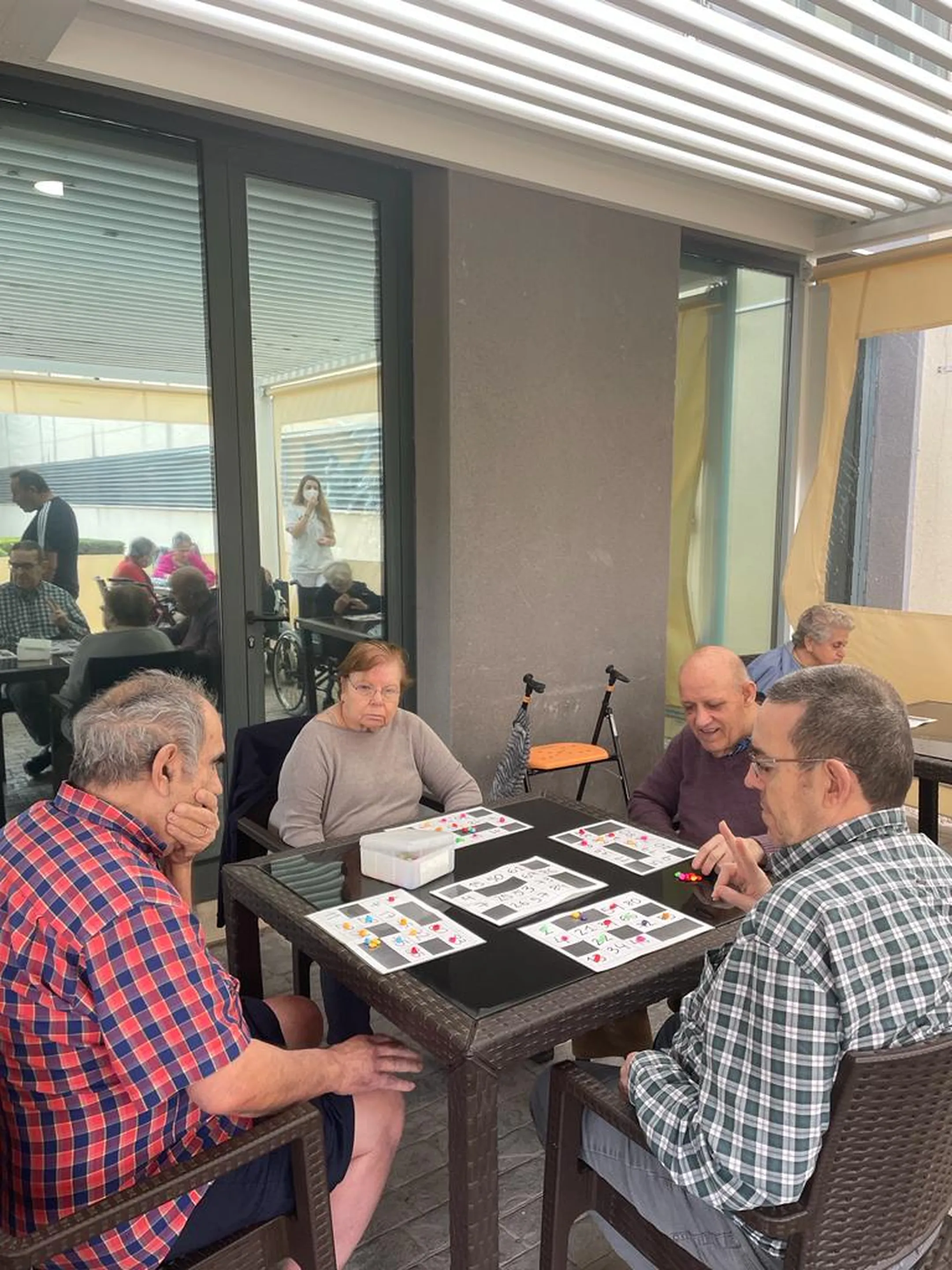 mayores jugando al bingo