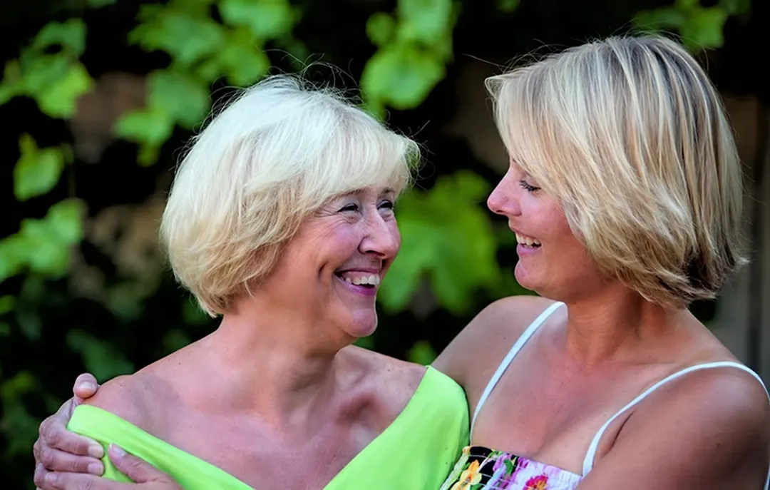 Tessa Bennet samen met haar moeder, die dementiezorg ontvangt bij Martha Flora.