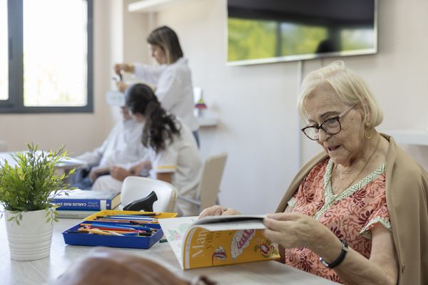 Persona mayor hojeando un libro