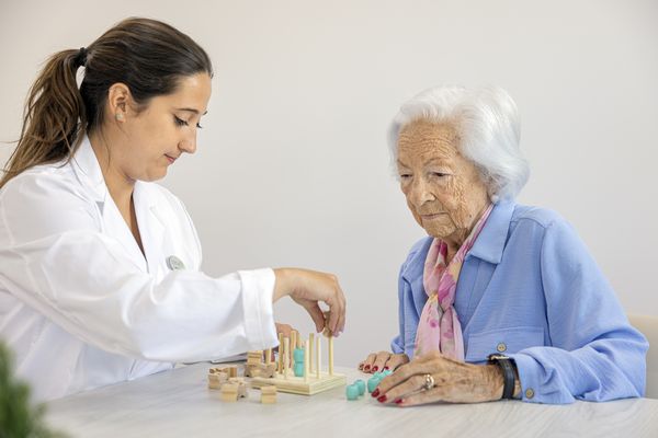 Cuidadora y anciana en un taller psicológico