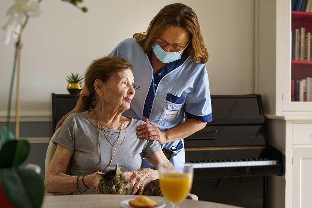 Persona mayor en terapia con animales