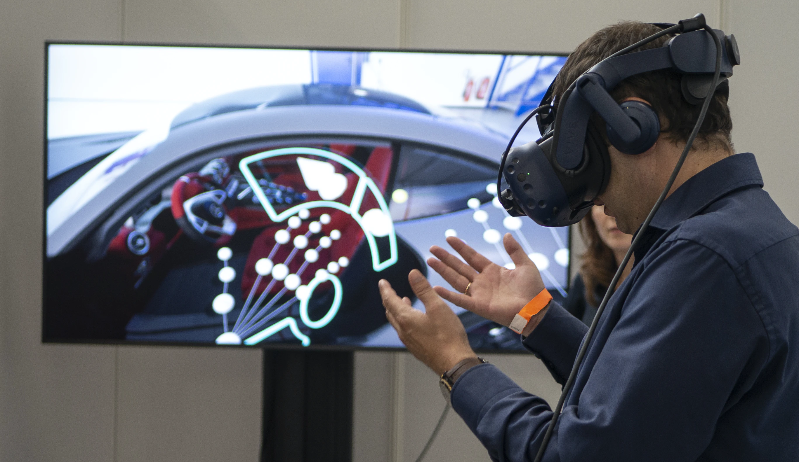 Game simulation in virtual reality using a headset