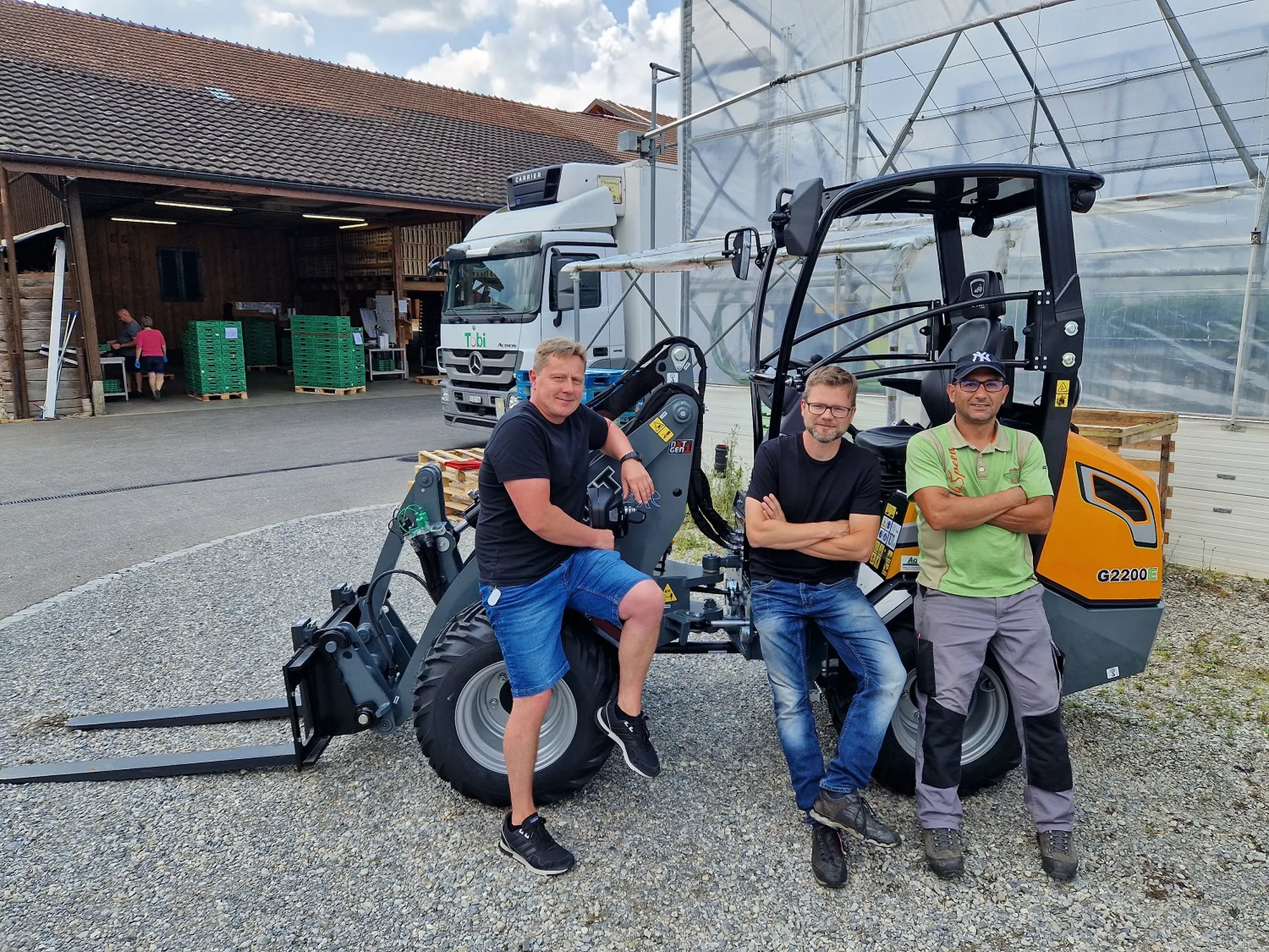 Landwirt Matthias Müller (Mitte) und sein Team schätzen den E-Hoflader sehr.