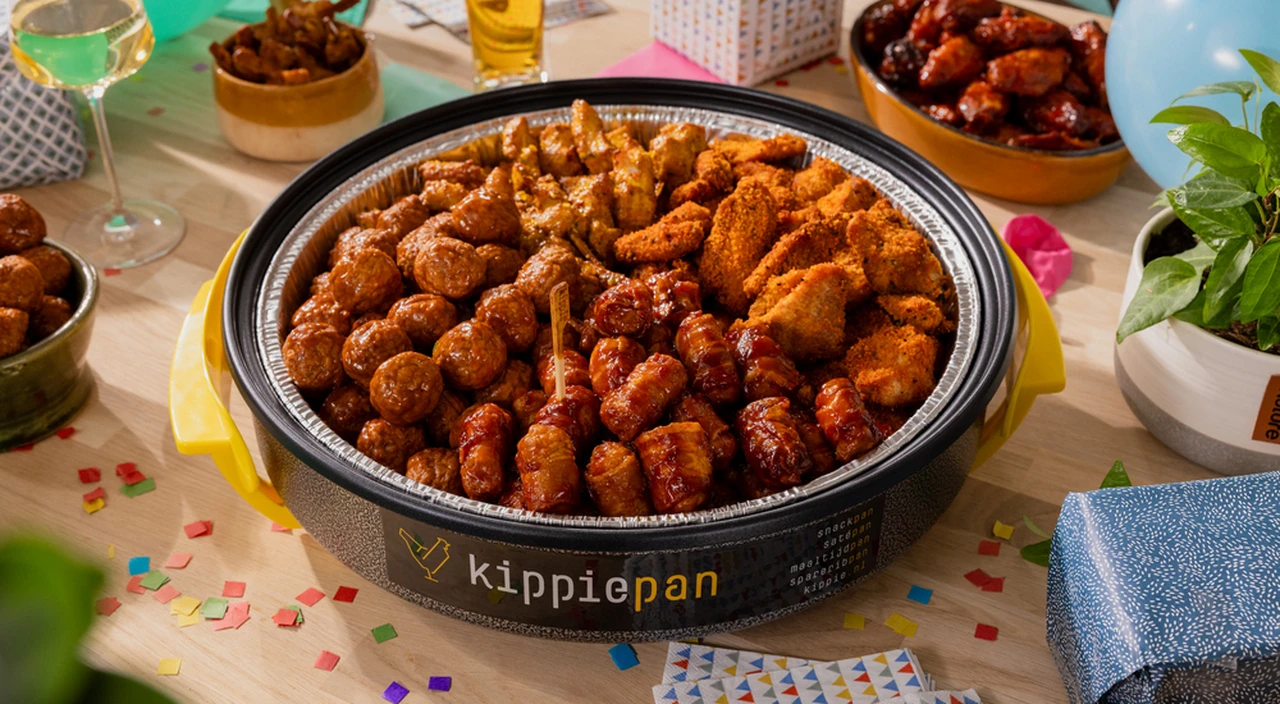 Kippiepan op tafel bij verjaardag