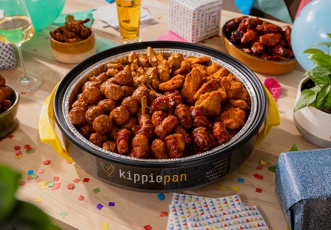 Kippiepan op tafel bij verjaardag