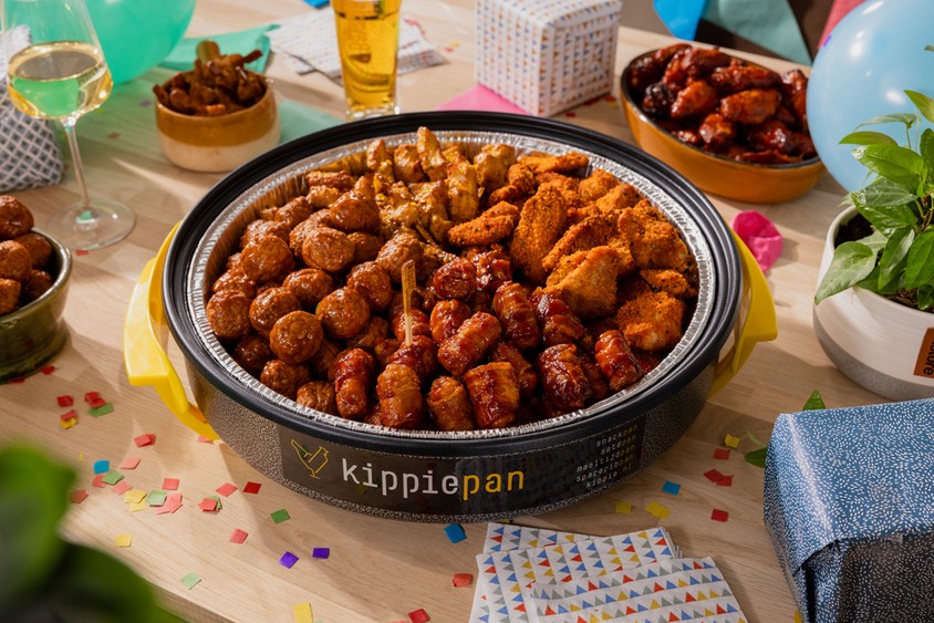 Kippiepan op tafel bij verjaardag