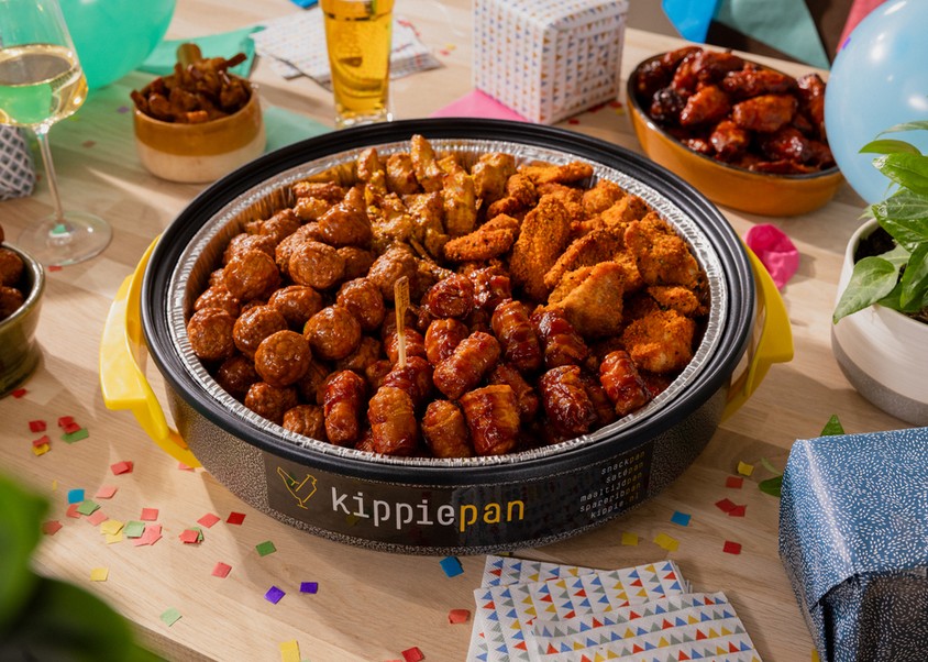 Kippiepan op tafel bij verjaardag