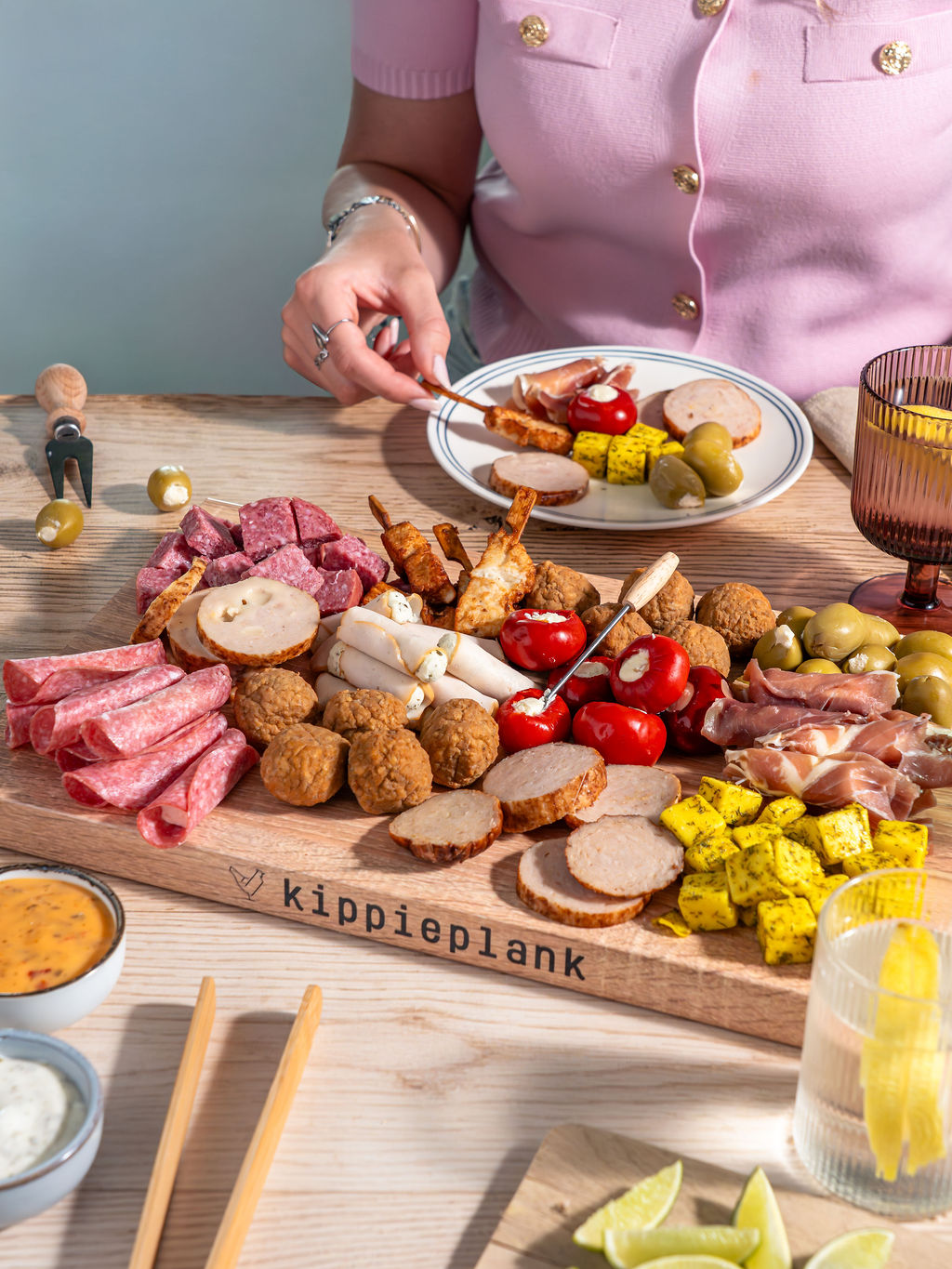 Persoon eet van de Kippieplank