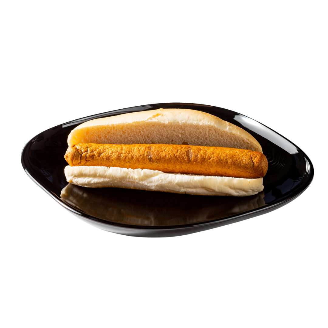 Broodje Kipfrikandel op een zwart bordje