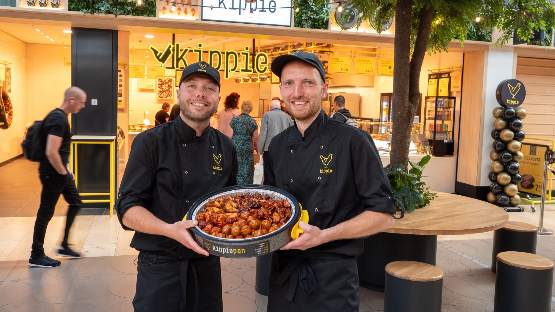 Ondernemers van Kippie Nieuwegein voor hun winkel in Cityplaza in Nieuwegein