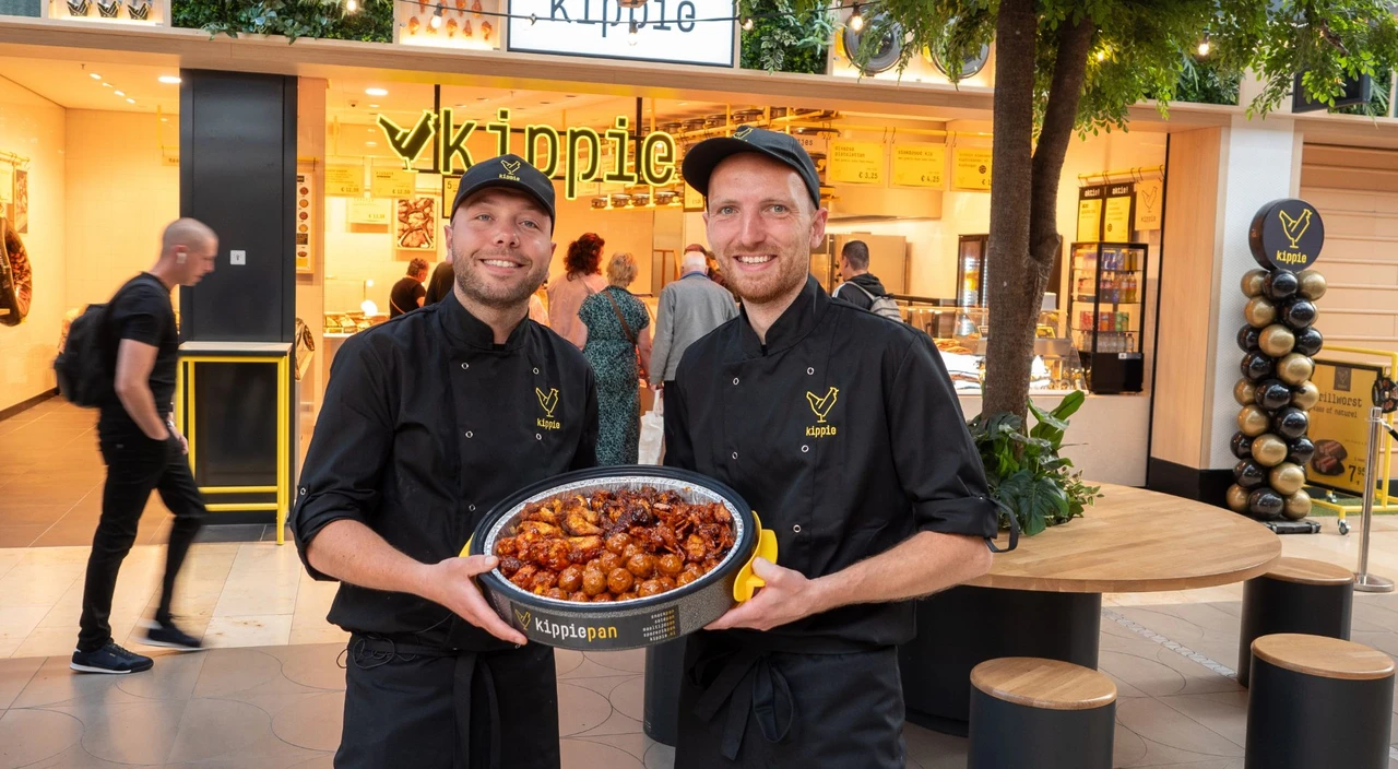 Ondernemers van Kippie Nieuwegein voor hun winkel in Cityplaza in Nieuwegein