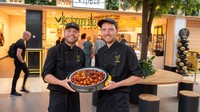 Ondernemers van Kippie Nieuwegein voor hun winkel in Cityplaza in Nieuwegein