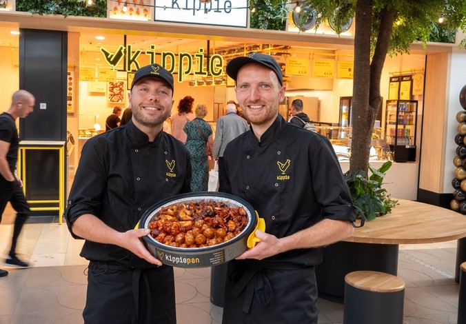 Ondernemers van Kippie Nieuwegein voor hun winkel in Cityplaza in Nieuwegein
