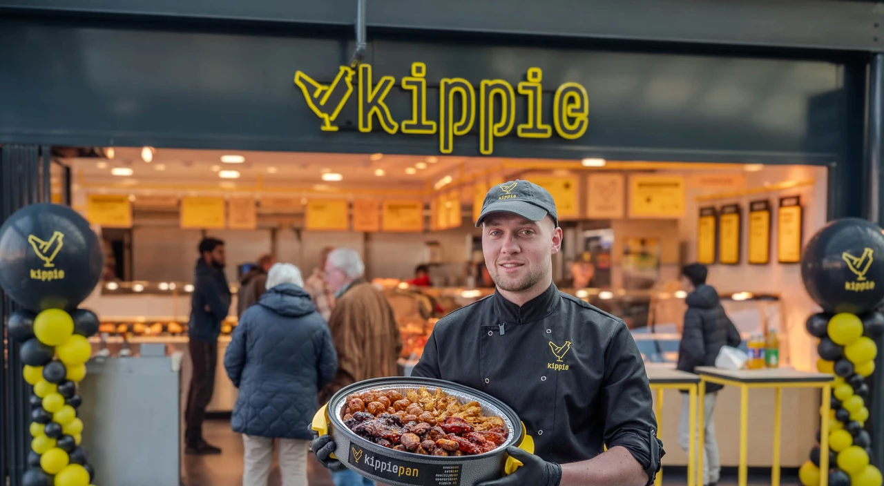Kippie ondernemer voor de winkel met een Kippiepan