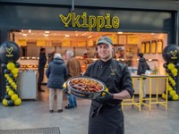 Kippie ondernemer voor de winkel met een Kippiepan