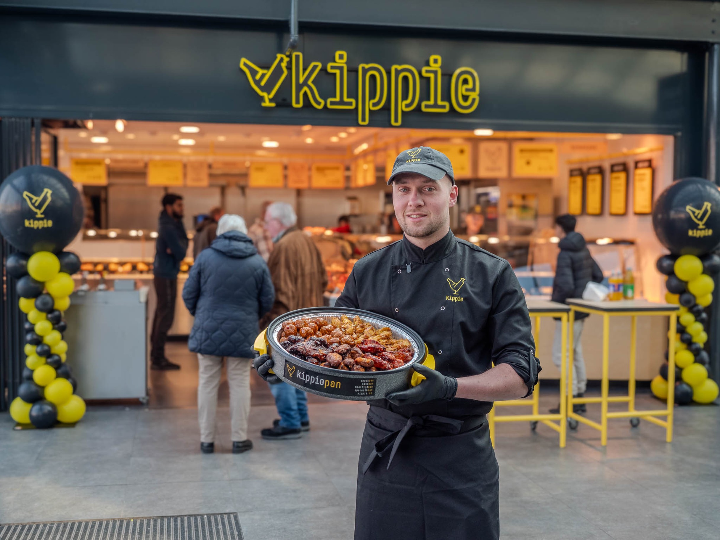 Kippie ondernemer voor de winkel met een Kippiepan