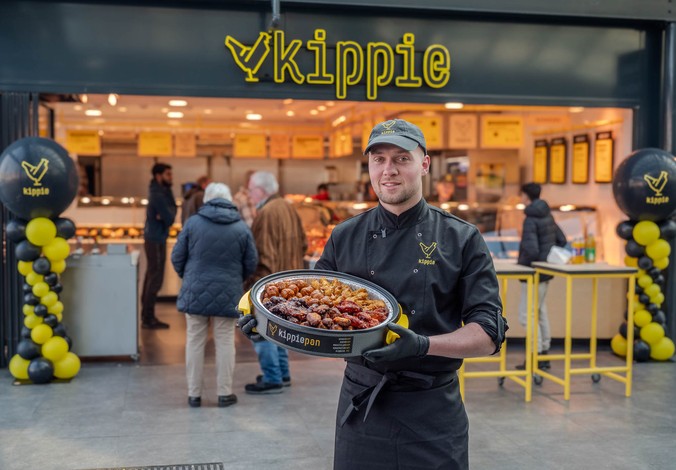 Kippie ondernemer voor de winkel met een Kippiepan