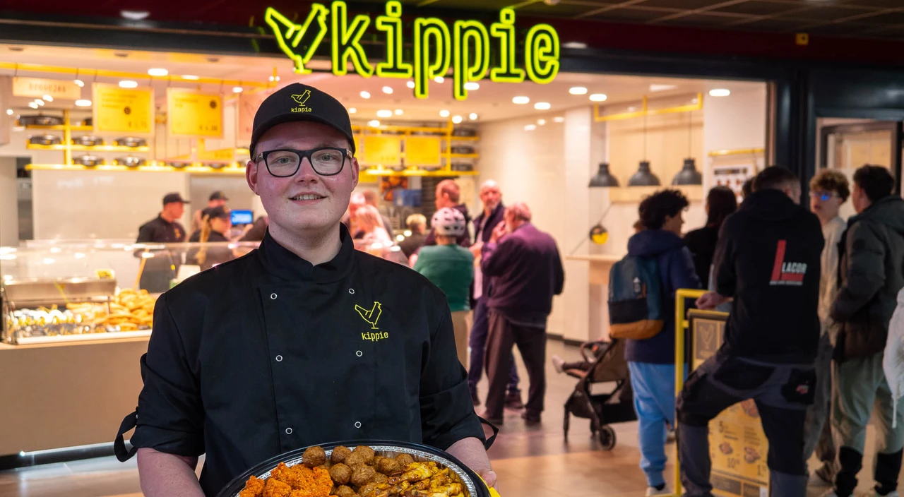 Foto van de ondernemer voor de winkel van Terneuzen