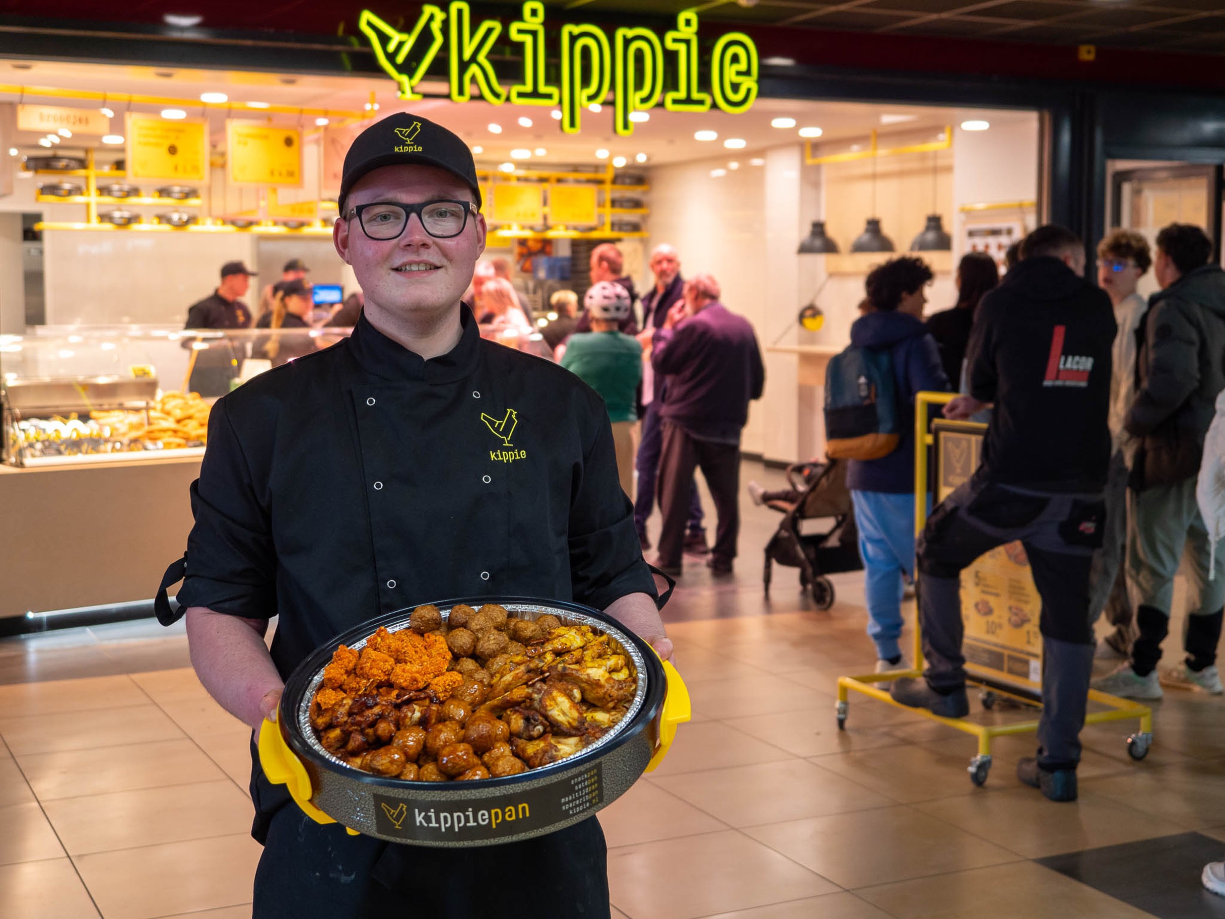 Foto van de ondernemer voor de winkel van Terneuzen