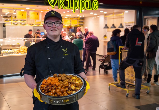 Foto van de ondernemer voor de winkel van Terneuzen