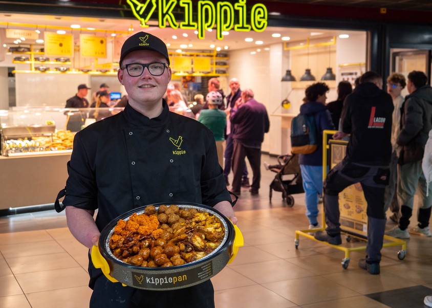 Foto van de ondernemer voor de winkel van Terneuzen