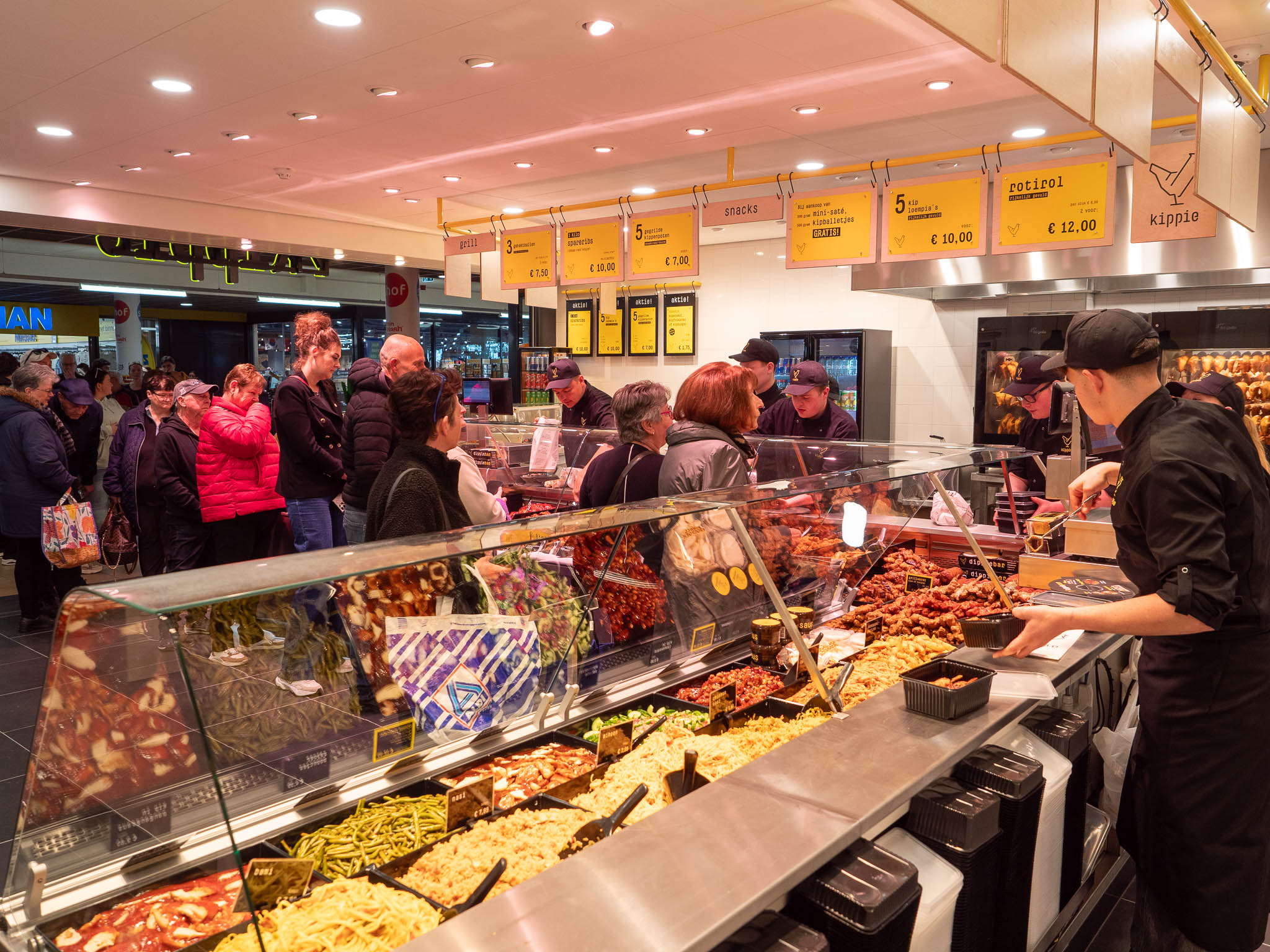 Drukte in de winkel in Terneuzen tijdens de opening.