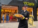 Ondernemer Kippie Barneveld voor de nieuwe winkel in Barneveld