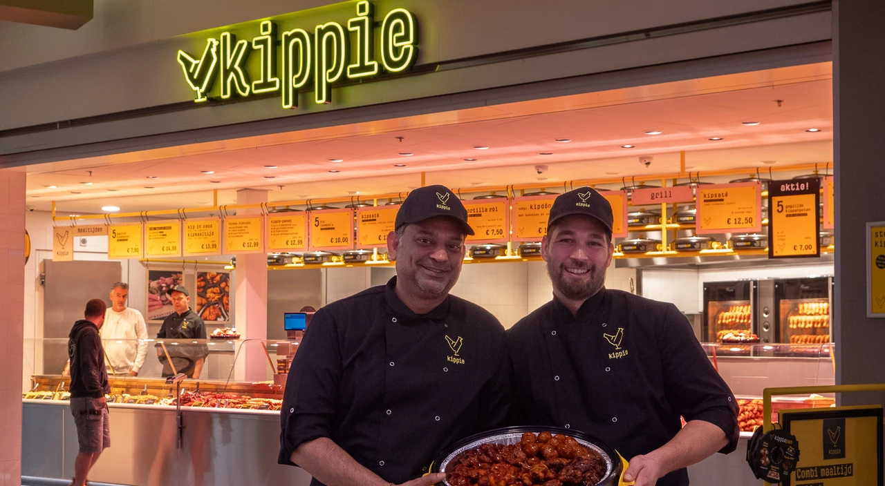 Ondernemers van de nieuwe Kippie winkel in Rotterdam Eudokiaplein