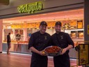 Ondernemers van de nieuwe Kippie winkel in Rotterdam Eudokiaplein