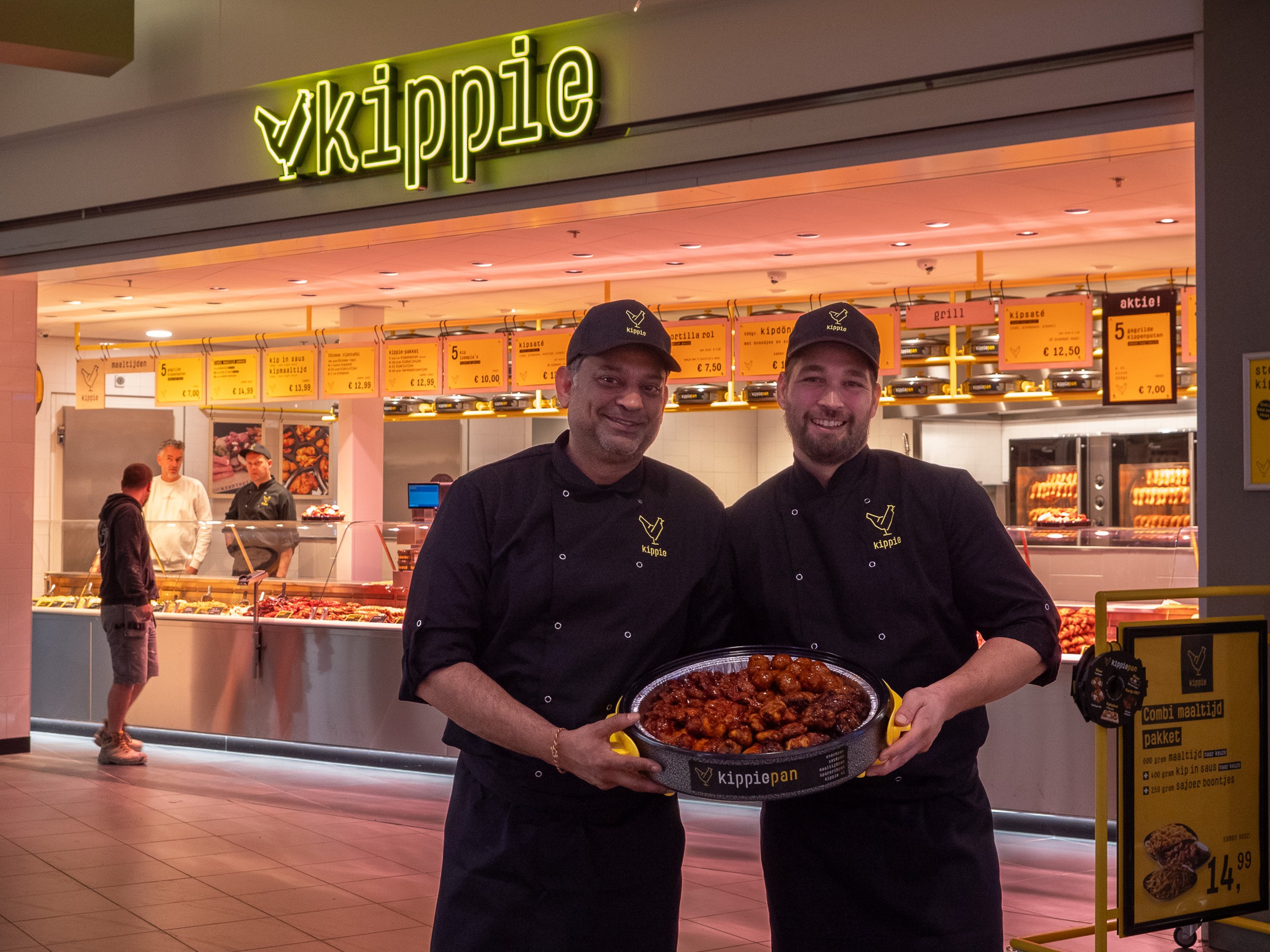 Ondernemers van de nieuwe Kippie winkel in Rotterdam Eudokiaplein