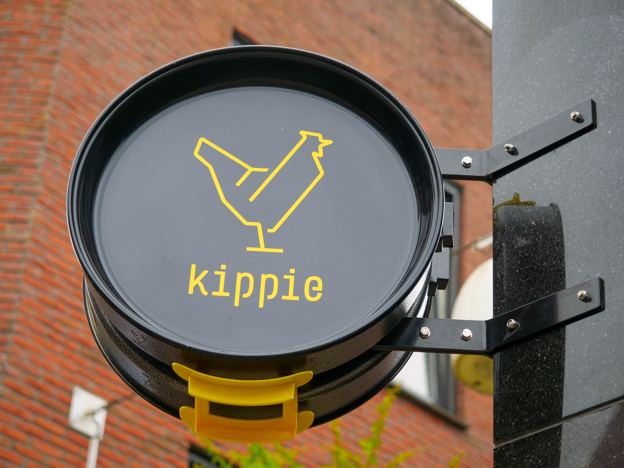 Kippiepan op de gevel van winkel in Barneveld