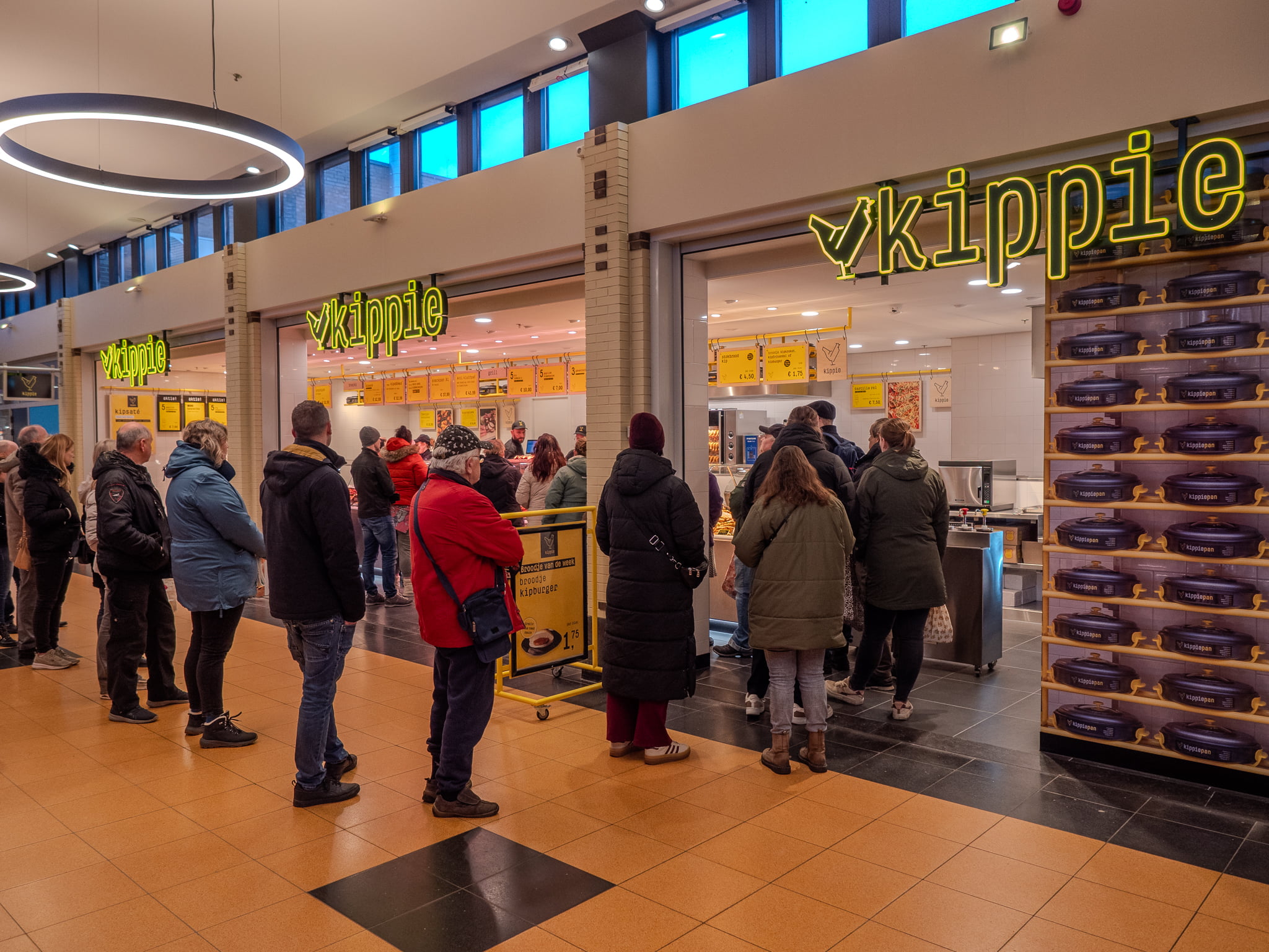 Mensen voor de winkel bij de opening van Kippie Malden