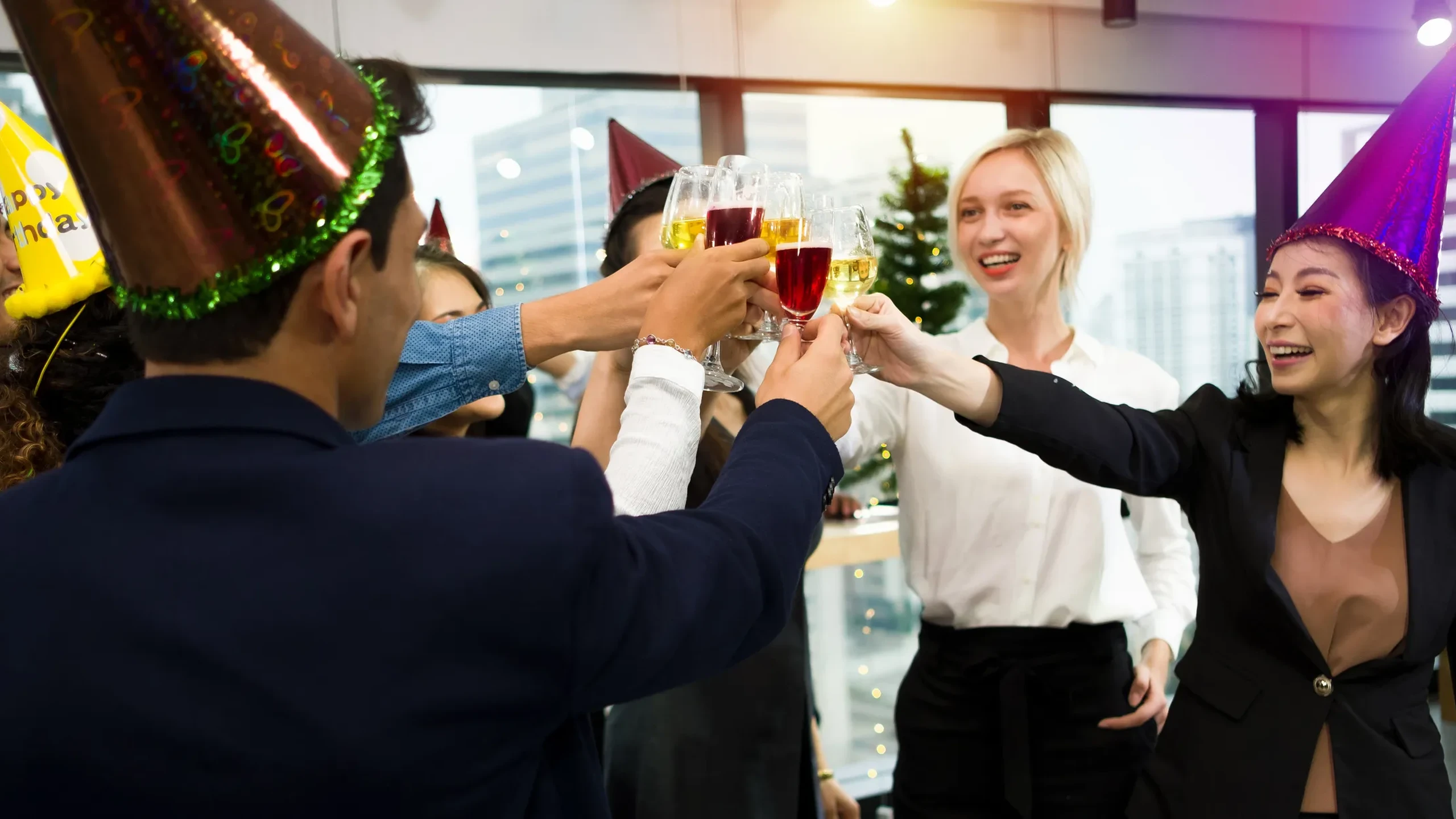 Groep collega's die proosten