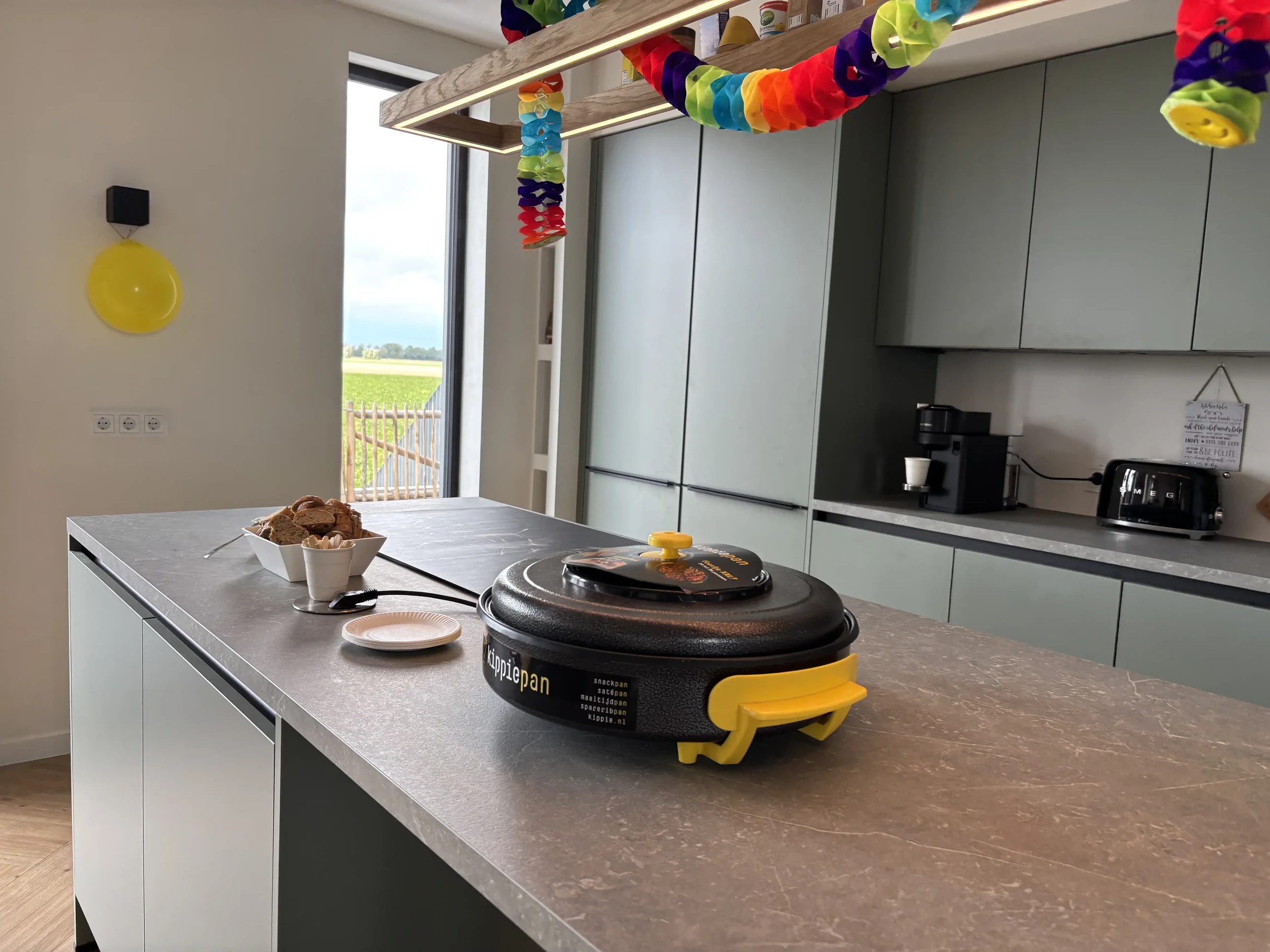 Een Kippiepan op een kookeiland tijdens de housewarming