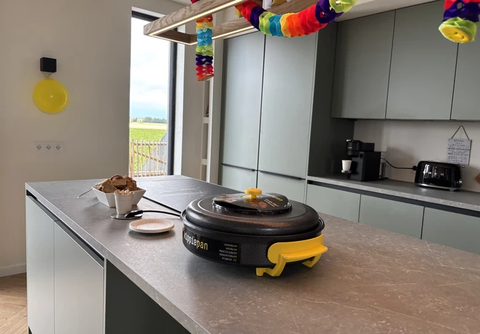 Een Kippiepan op een kookeiland tijdens de housewarming
