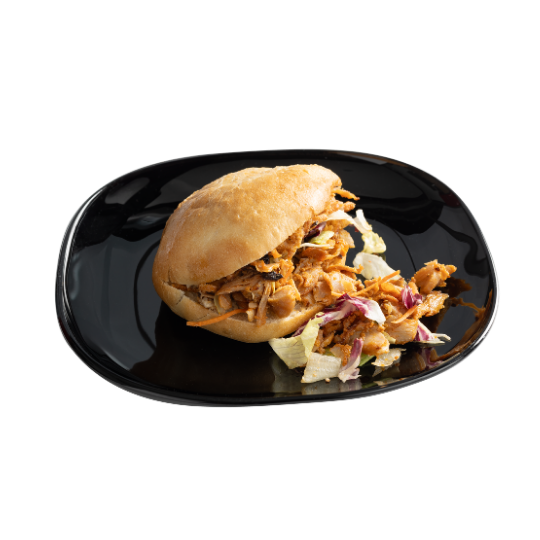 Broodje kipdoner op een zwart bordje