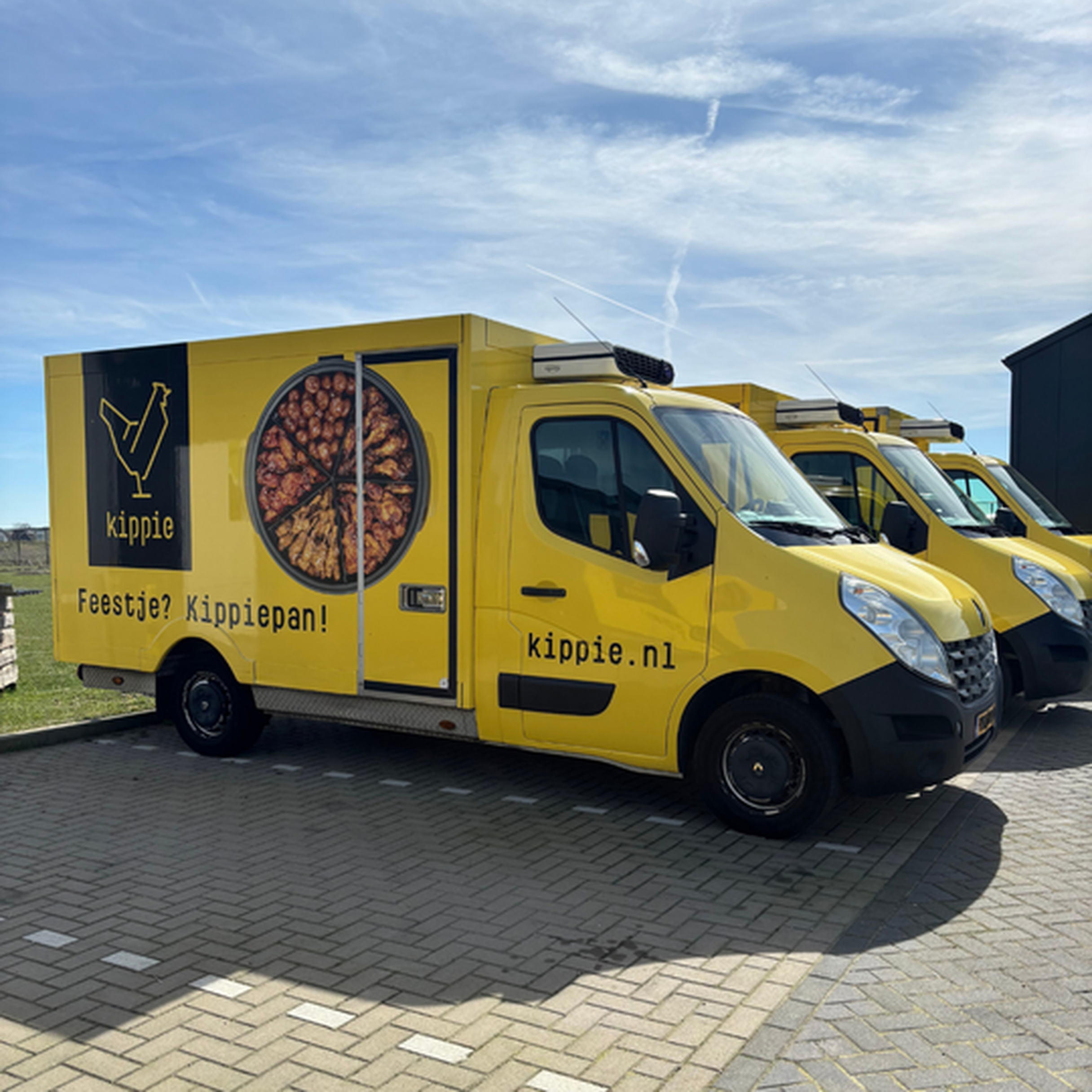 Gele Kippie bezorgbus