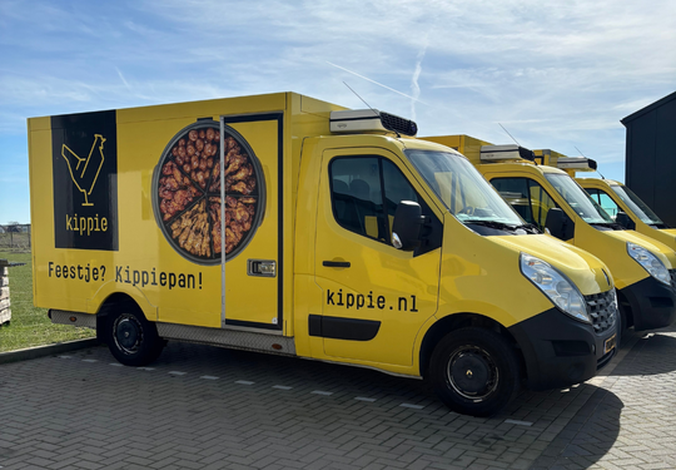 Gele Kippie bezorgbus