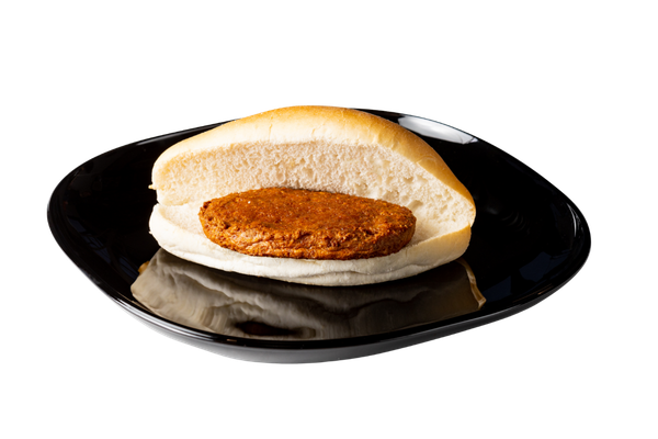Broodje kipburger op een zwart bordje